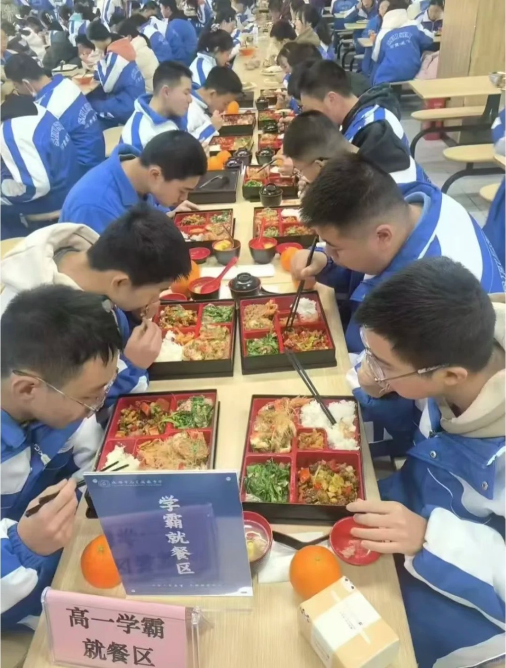 「學霸餐」餸菜明顯較普通學生佳。網圖