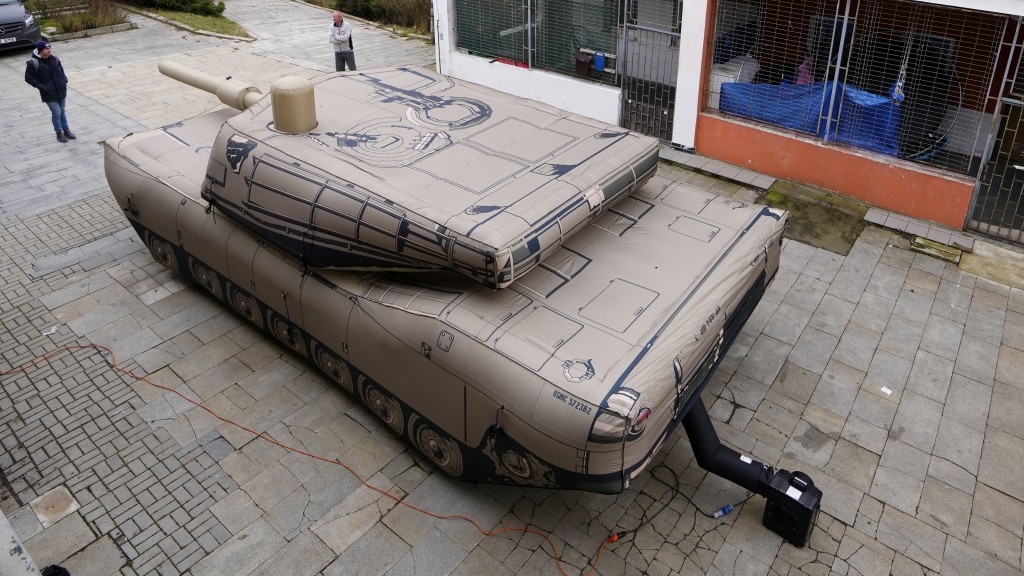 充氣武器包括「高機動性多管火箭系統」和艾布拉姆斯(Abrams)主戰坦克,主要作為誘敵之用。AP