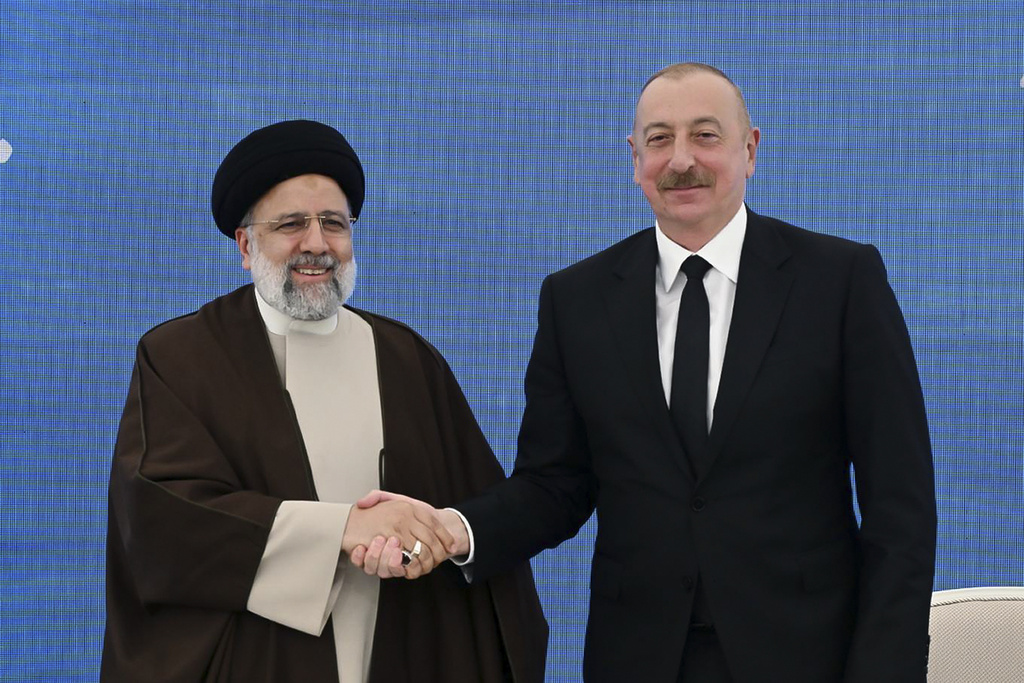 伊朗总统莱希（左）。美联社