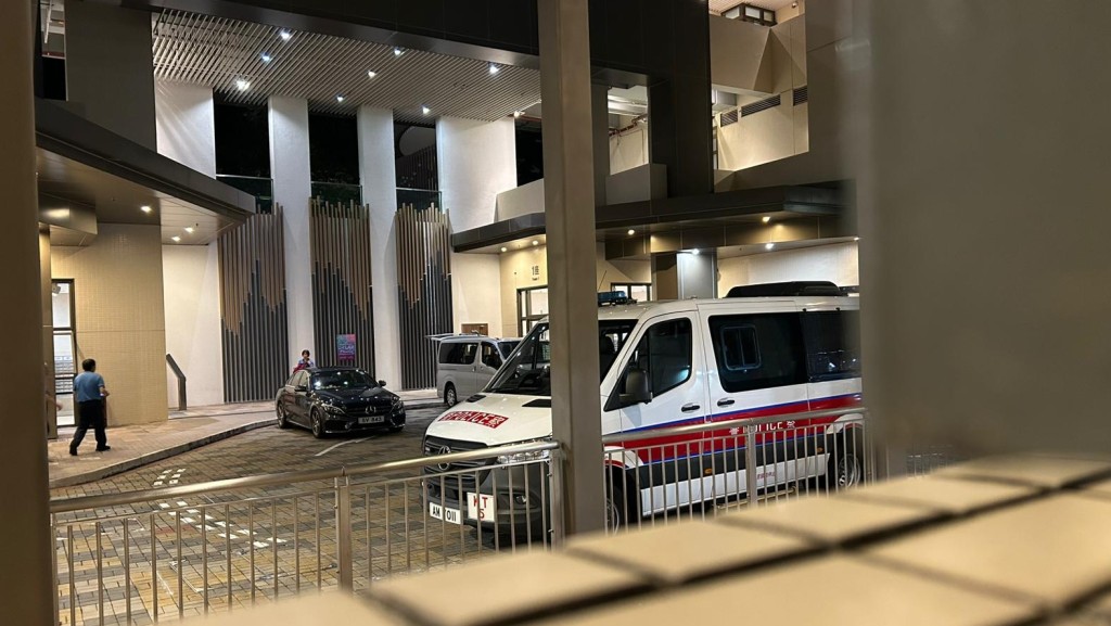 觀塘紀律部隊宿舍八旬翁墮平台 送院搶救後不治。曾志恆攝