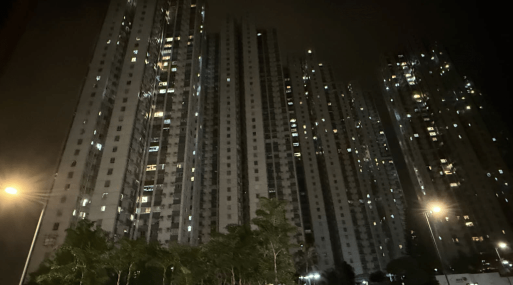 昨晚（8月13日）9時許，荃灣麗城花園第5座及第6座突然發生電力中斷，兩幢大廈多個單位的冷氣機、風扇及照明系統即時停止運作。黎志偉攝