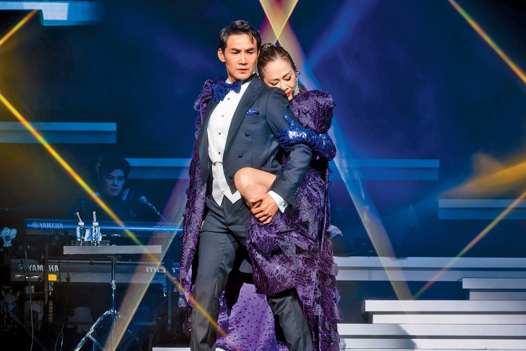 松松透露老公張鐸手腳不協調，仍陪她共舞，非常感動。