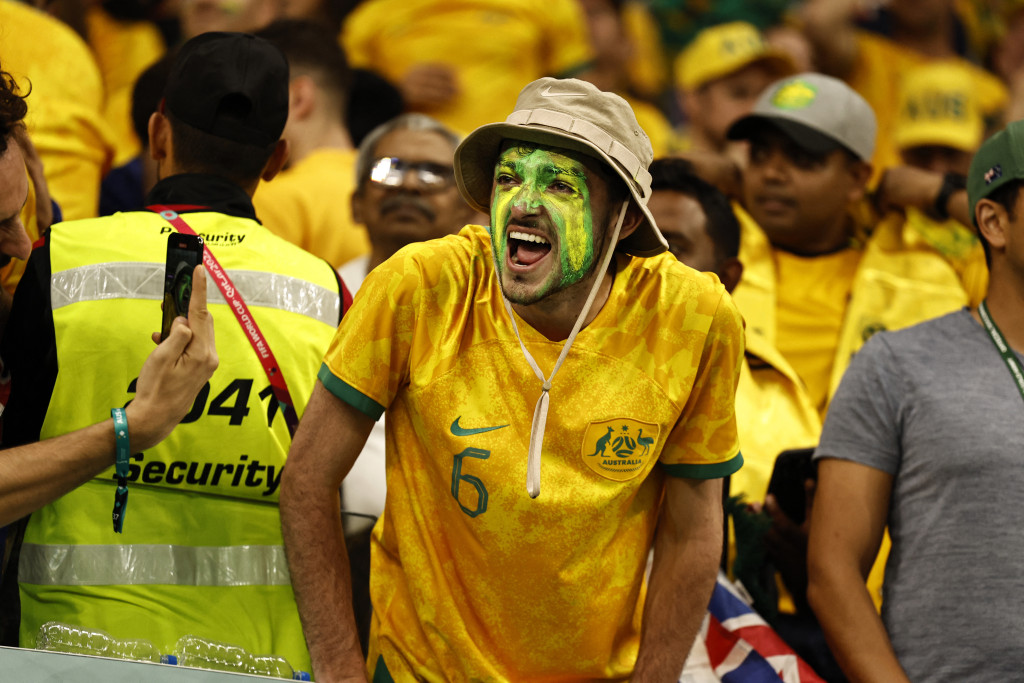 澳洲成功晉級十六強後球迷極度興奮。REUTERS