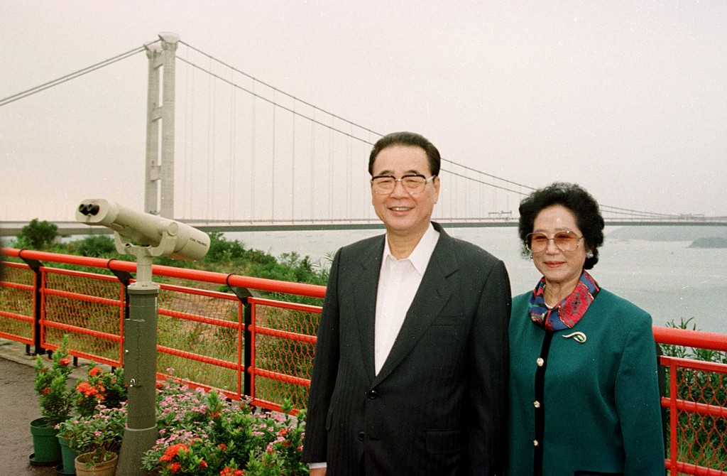李鹏和夫人朱琳在青马大桥前留影。