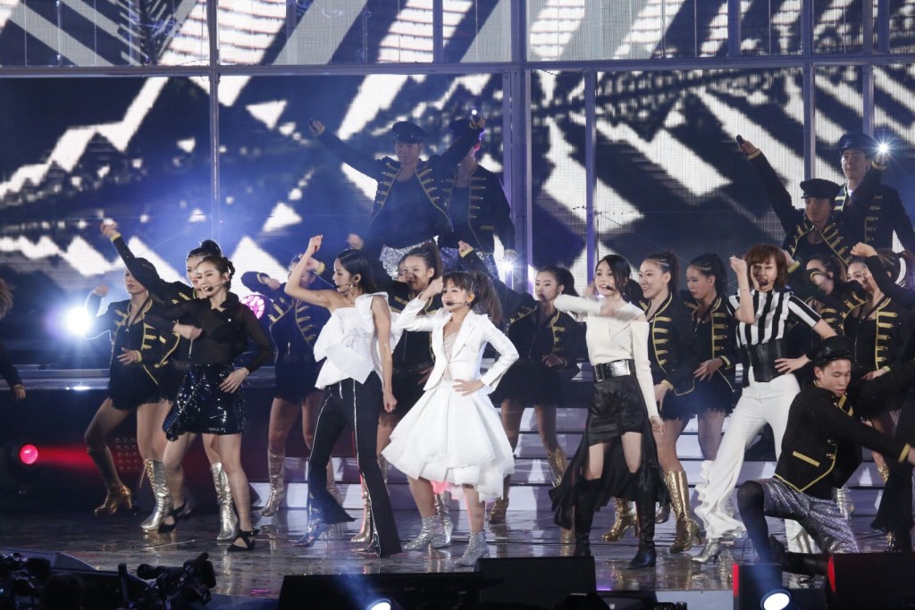 糖妹今次跟Super girls又唱又跳四分鐘。