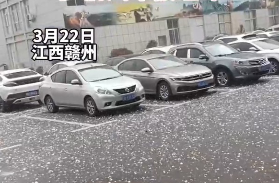 贛州落冰雹多車被砸毀。網圖 