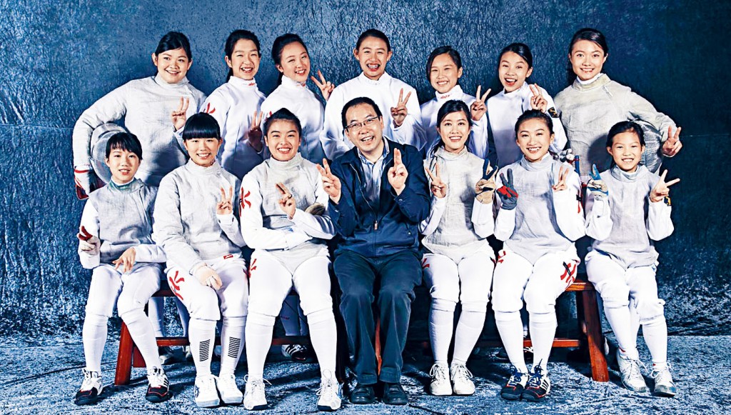 張藝馨(後排右一)及佘繕妡(後排中)亦曾是香港劍擊學校學生之一。