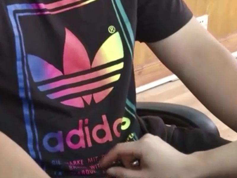 假運動品牌(adidas)T恤。影片截圖
