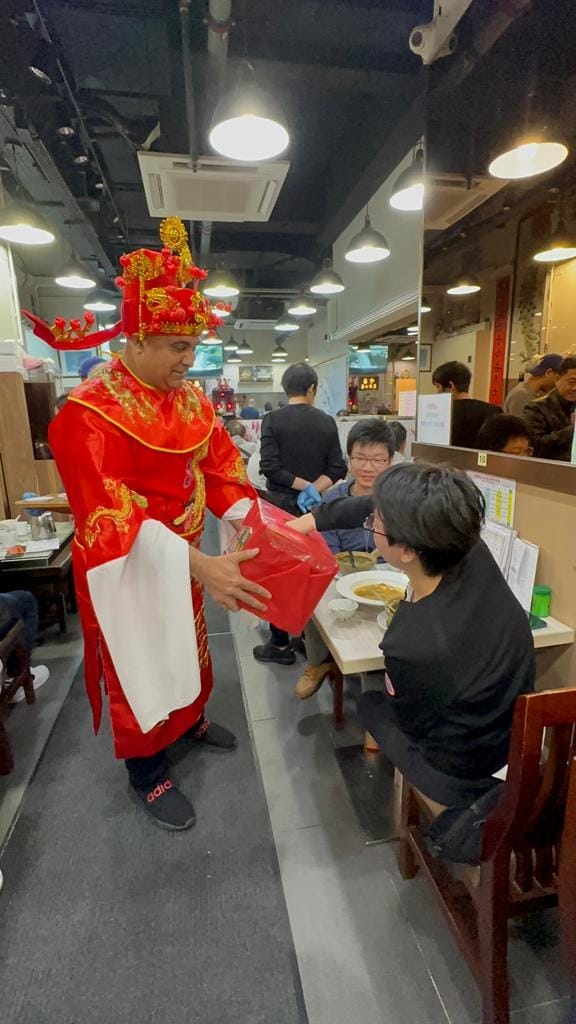 艺人乔宝宝去年接下50个新春演出，包括扮「财神」到食店与食客玩游戏。