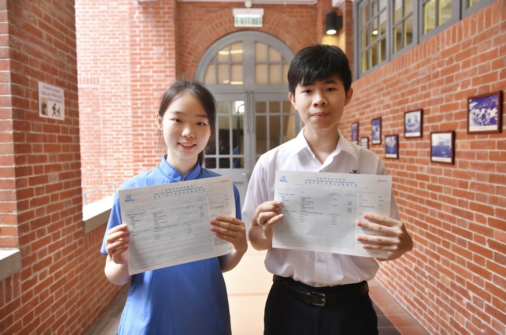 聖保羅男女中學狀元藍仲宏(左)和古冰心(右)。