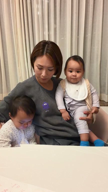 兩歲大女Shera活潑地加入鏡頭，與媽媽有問有答。