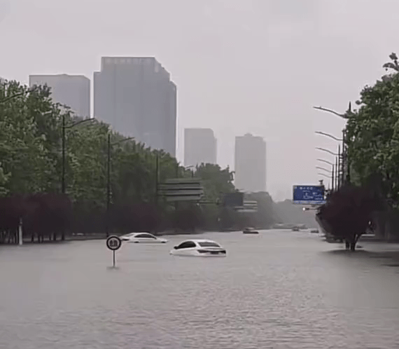 鄭州暴雨，馬路積水至擋風玻璃，多車被淹。