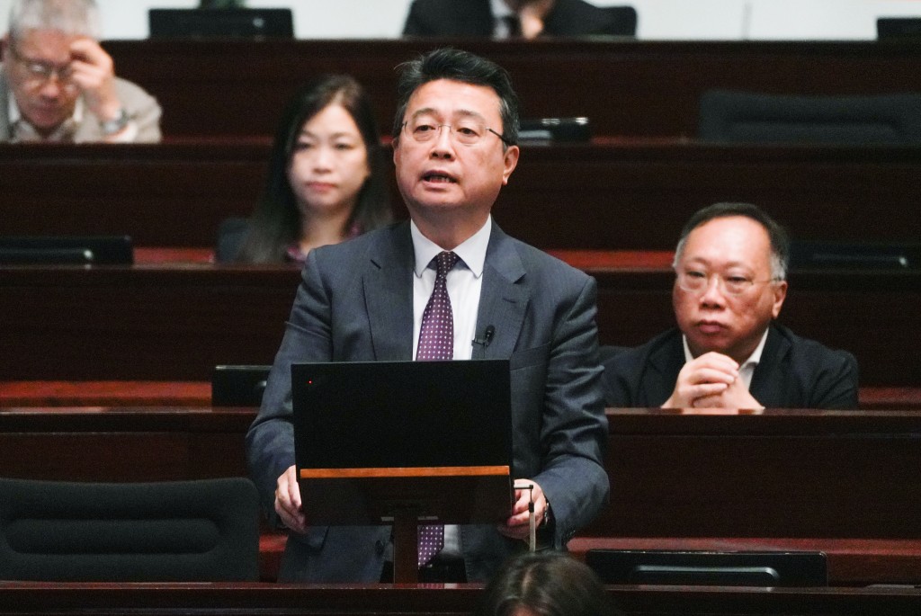 劉智鵬指部分大學為推高收生成績，故未用盡限額。