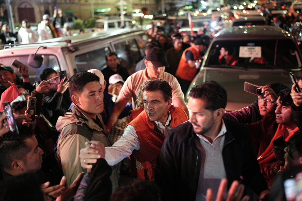 玻利维亚选出中右翼新总统巴斯。美联社