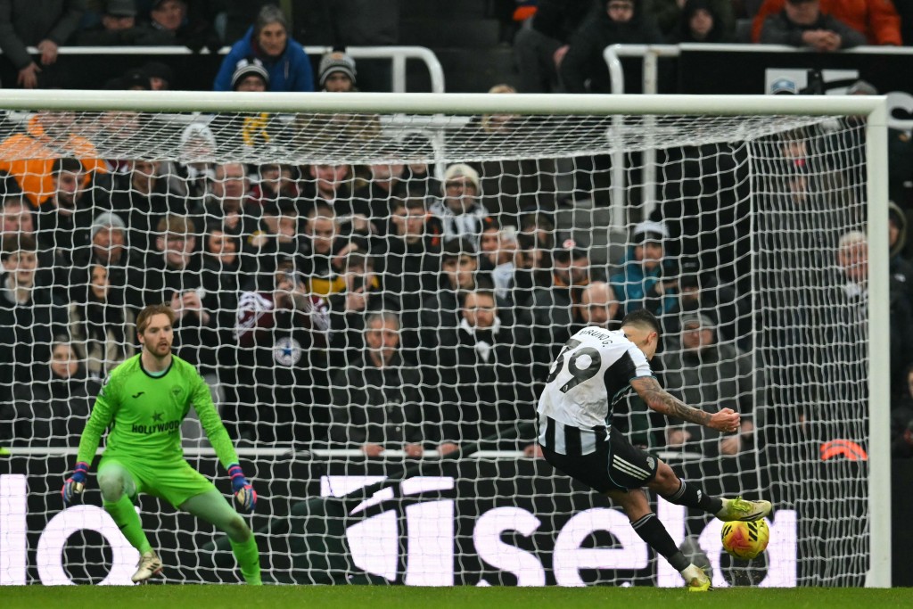 曼联视般奴古马雷斯为主要转会目标。法新社