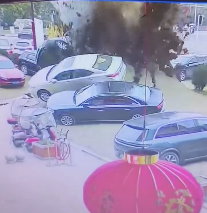 四川小童炮仗引爆下水道沼氣，導致多輛豪車受損。