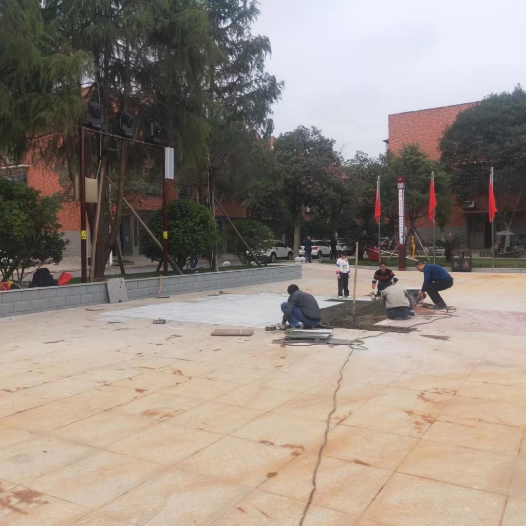 工人在维修铜像拆除后破损的地板。红歌会网