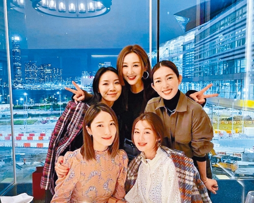 ■高Ling(後中)與宋熙年(後右)及友人齊為李亞男(前左)、岑麗香(前右)兩位壽星慶生。
