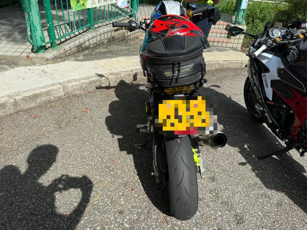 警方將兩部疑非法改裝電單車拖走。警方圖片 警方將兩部疑非法改裝電單車拖走。警方圖片