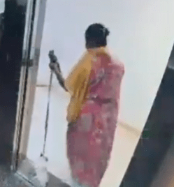 狗褓姆將Goosi的屍體拖離電梯。X@ChalavadiVinod 狗褓姆將Goosi的屍體拖離電梯。X@ChalavadiVinod