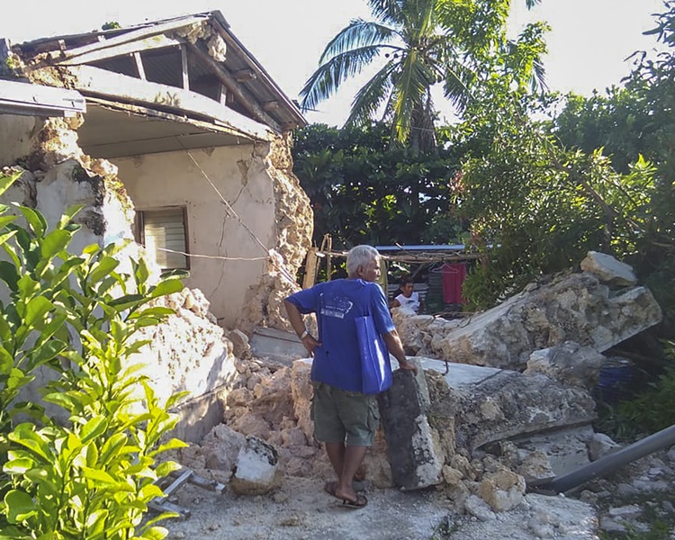 居民面对家园损毁大感无奈。AP 