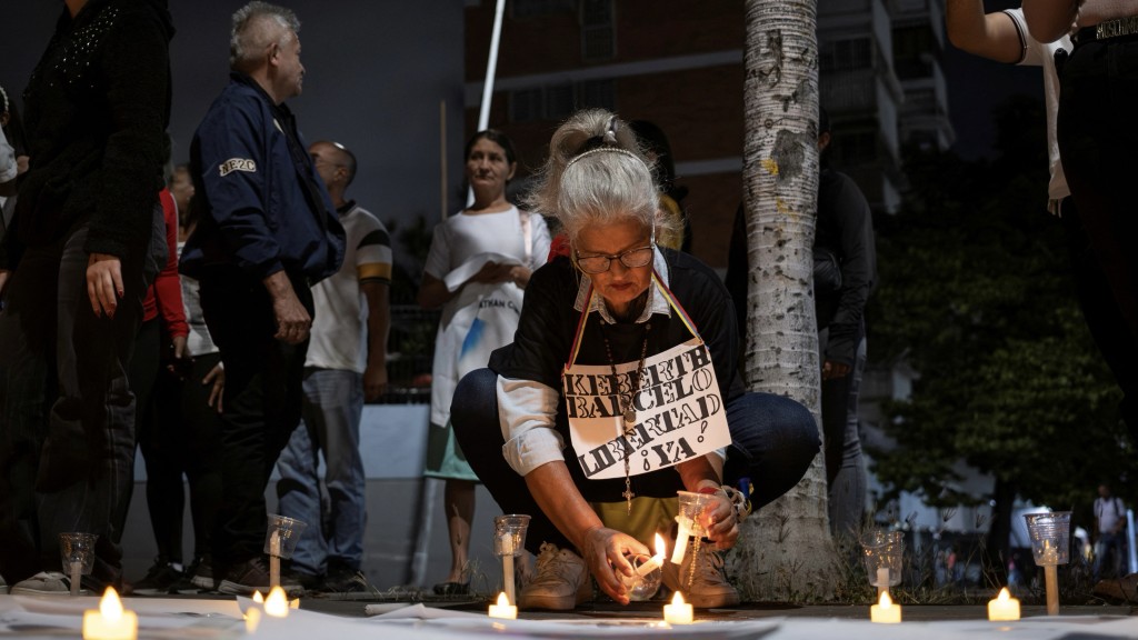 委內瑞拉政治犯家屬在「螺旋大廈」外集會。 路透社 委內瑞拉政治犯家屬在「螺旋大廈」外集會。 路透社