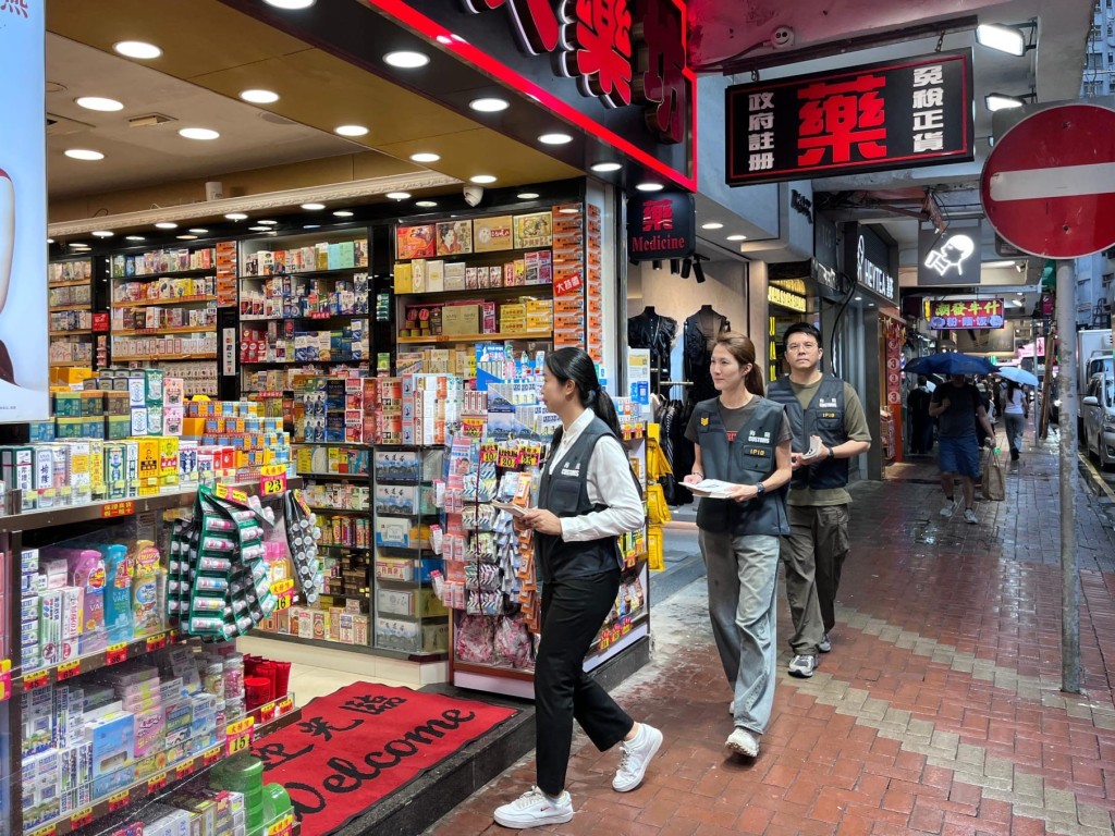 海關人員於銅鑼灣的藥店加強巡查。 海關人員於銅鑼灣的藥店加強巡查。