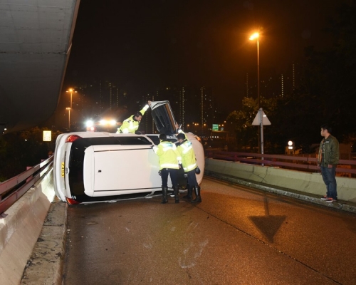 私家車牛池灣撞壆。