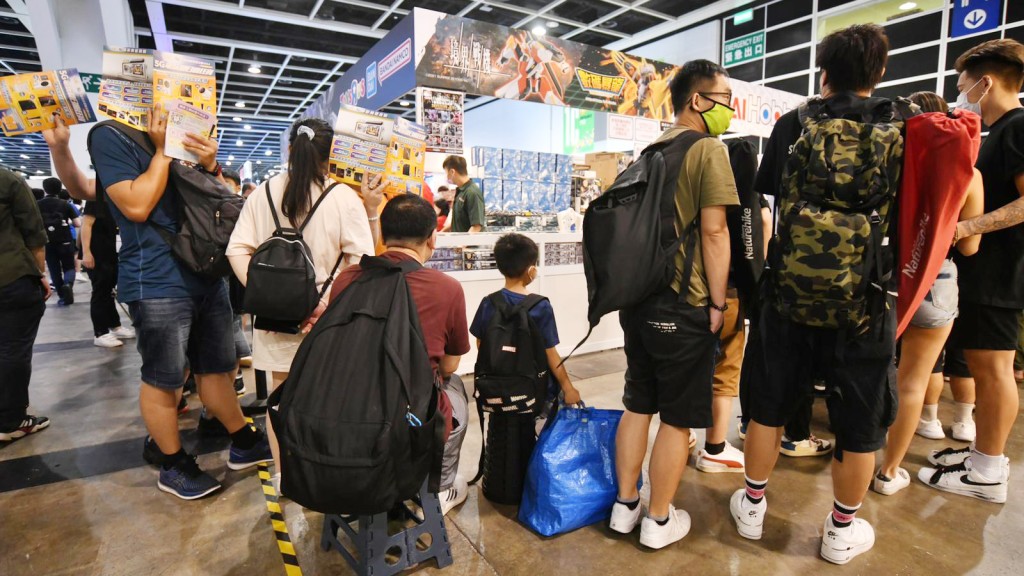 香港動漫電玩節今日開幕，有家長帶小朋友前來。