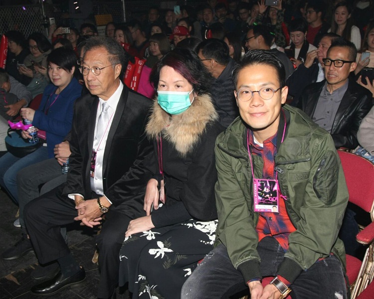 丁子高陪住外父外母睇騷