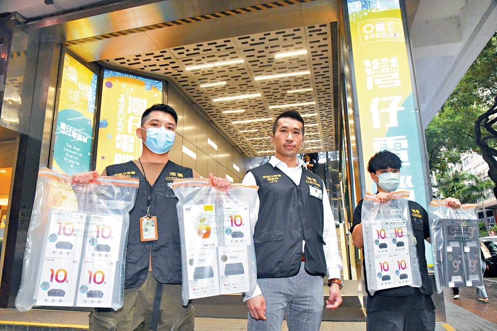 海关展示在行动中检获部分的非法串流装置（即机顶盒）。