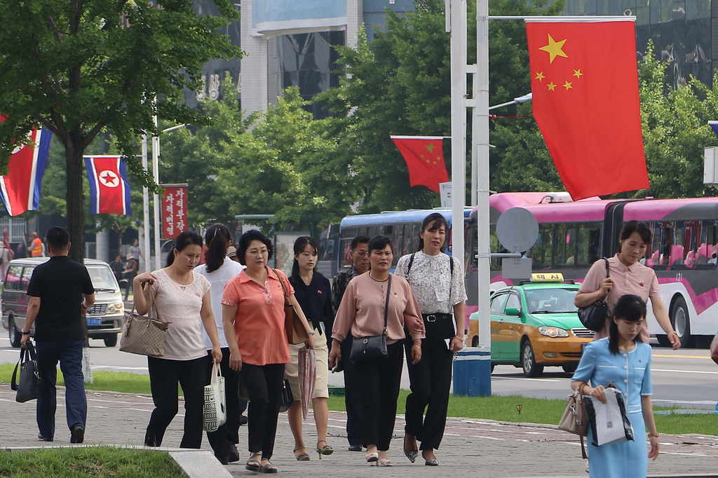 國家主席習近平訪問北韓，街頭掛出兩國國旗。美聯社