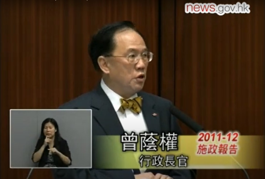 2011年特首曾荫权发表施政报告，陈玉娟当时首次为立法会提供即时手语传译，经历意想不到的重度工作。（政府新闻处影片截图）