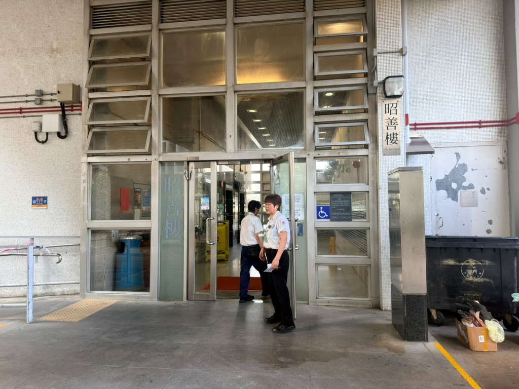 人員經現場檢驗後,證實該名男子已當場不治。梁國峰攝 人員經現場檢驗後,證實該名男子已當場不治。梁國峰攝