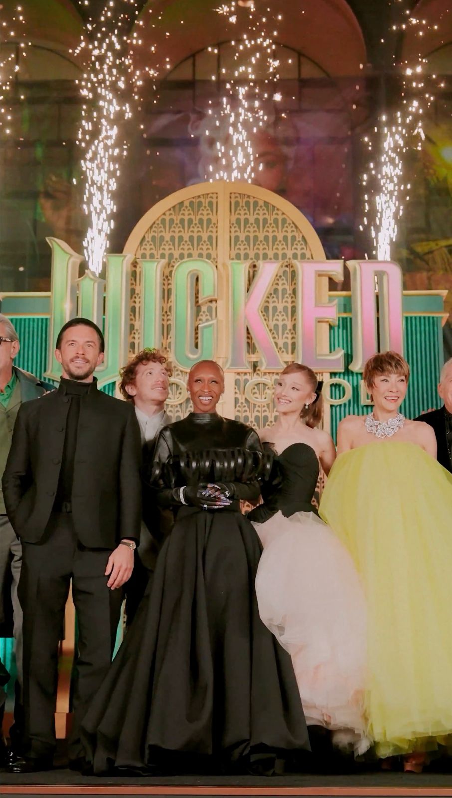 Ariana（右二）周日笑容滿面出席《魔法壞女巫：第二章》紐約首映。