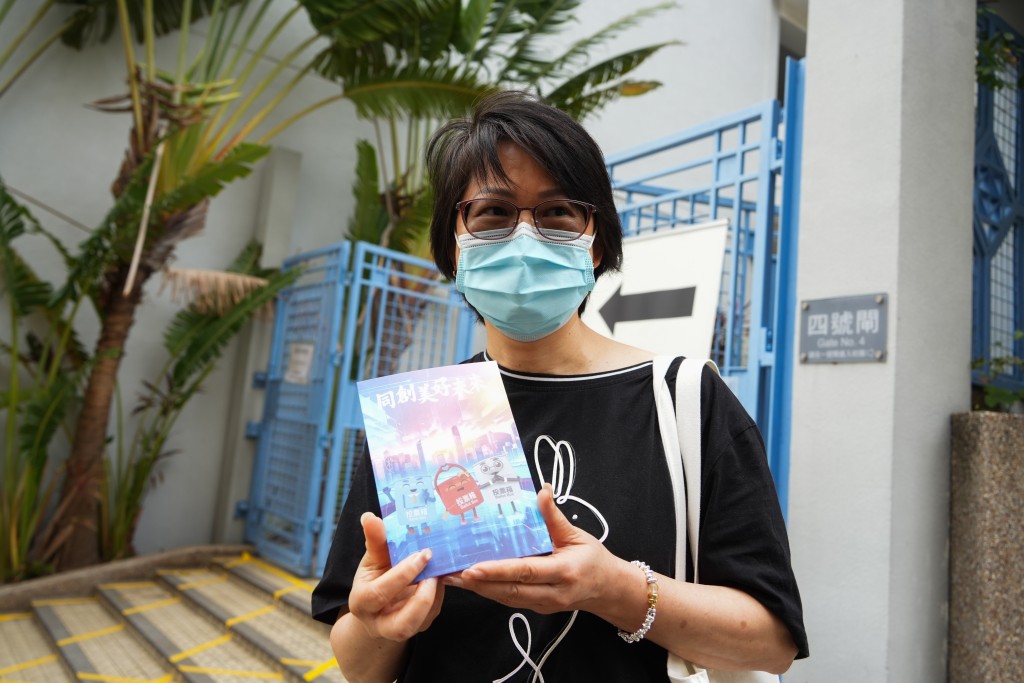 黃女士表示,醫護更期不定,儘管自己今天無需上班,也登記在專屬票站投票。 黃女士表示,醫護更期不定,儘管自己今天無需上班,也登記在專屬票站投票。