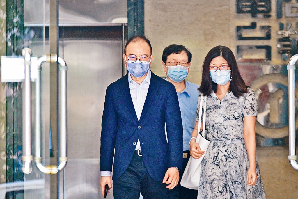 ■曾國衞（左）呼籲立法會全體議員重回議會，齊心抗疫和處理民生經濟。