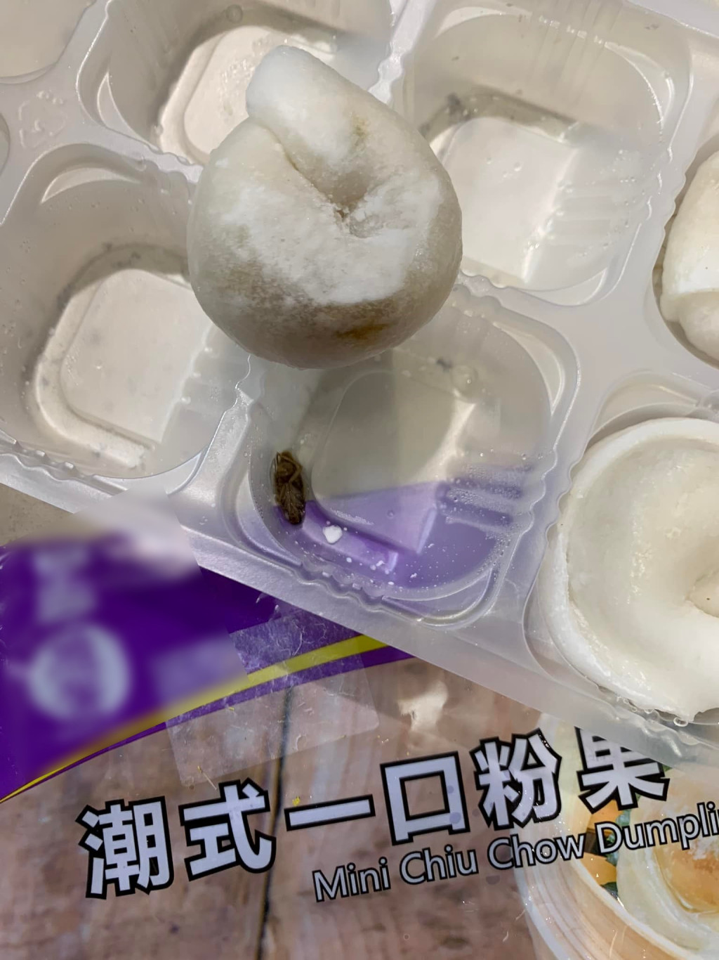網民購入一盒急凍粉果後，驚見原隻「小強」。FB圖片