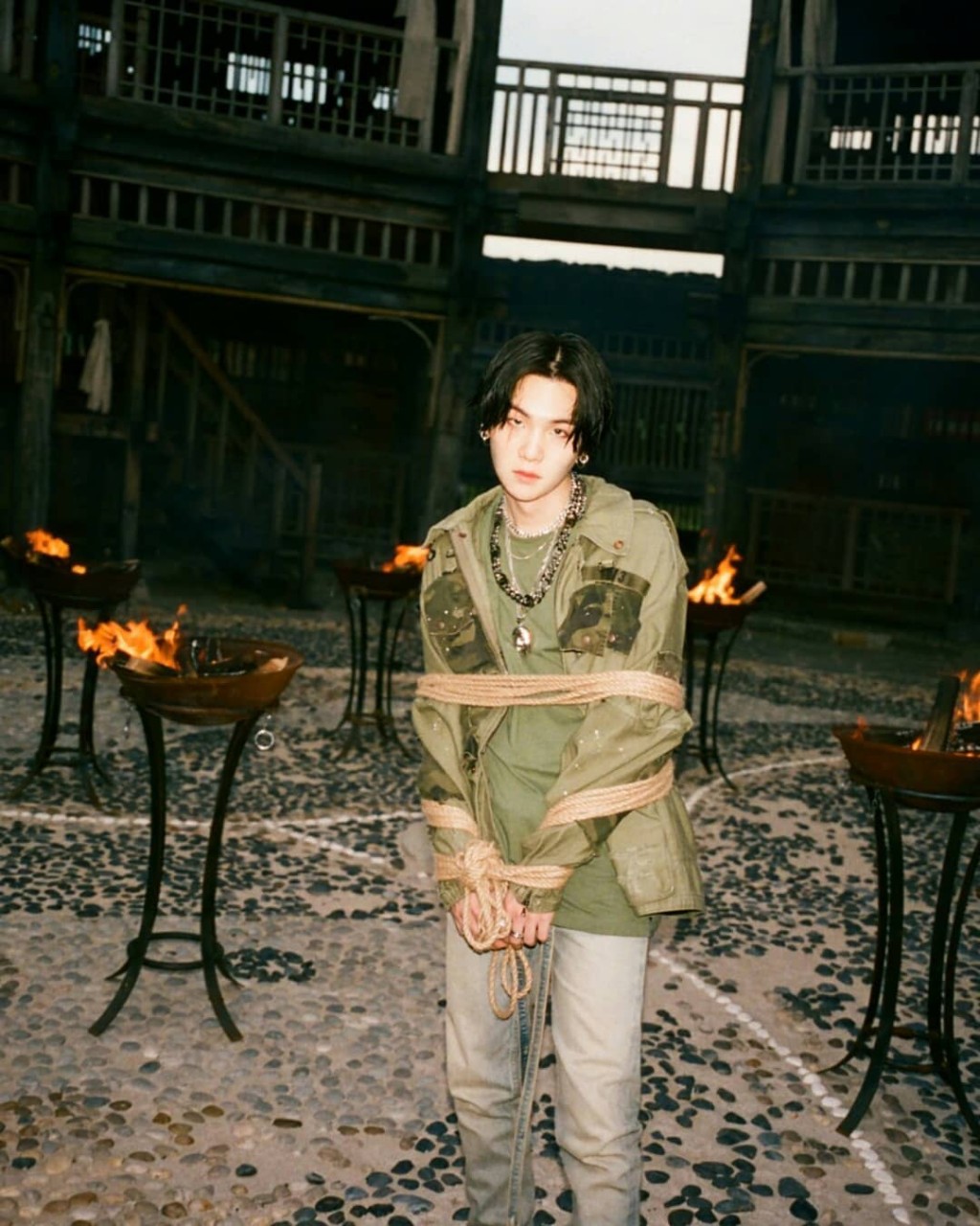 MV中的Suga时装跟古装对垒。