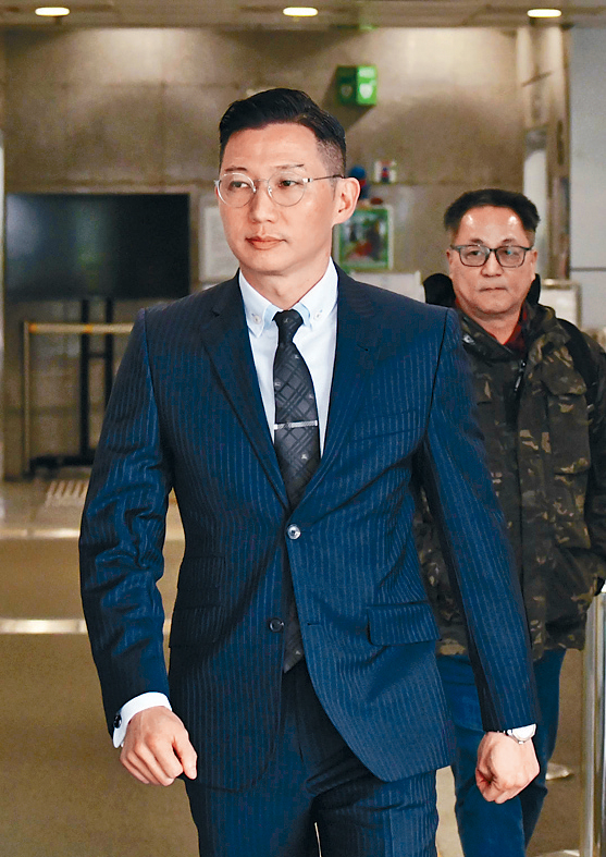 辯方表示，需時確認周毅剛會否自辯，故申請押後，獲法官批准。