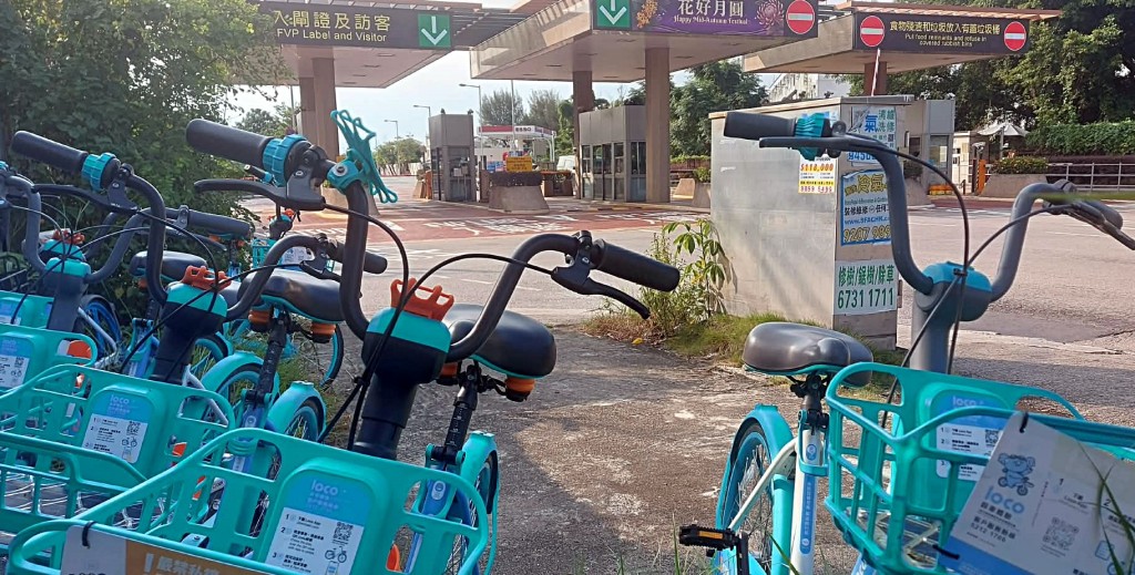 錦綉花園閘口前泊有共享單車。