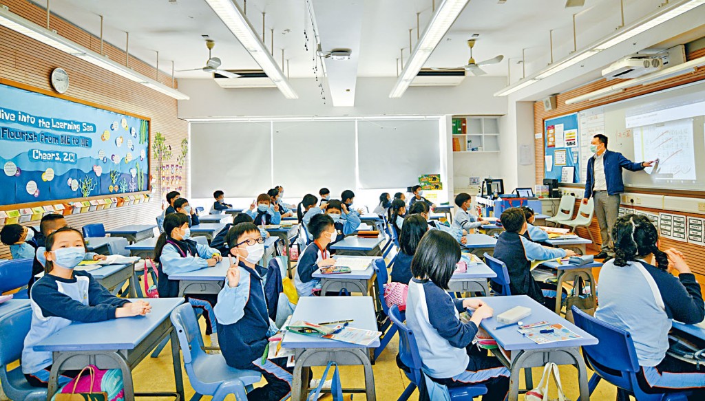 有小学暂维持三分一学生返校安排,率先让小一及小二生回校上课,并提供快速检测套件。