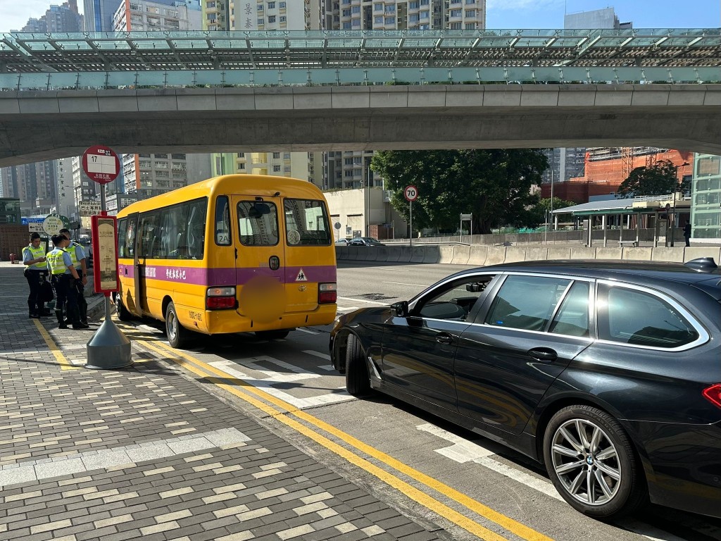 黑色私家車為警方隱形戰車。讀者提供