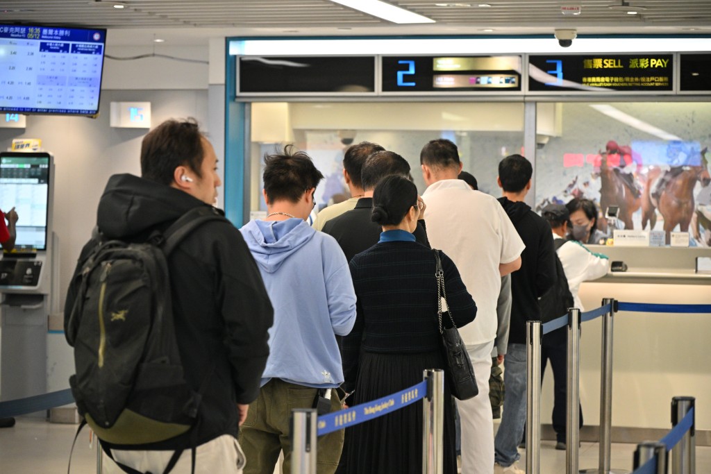 尖沙咀漢口道投注站人流絡繹不絕。
