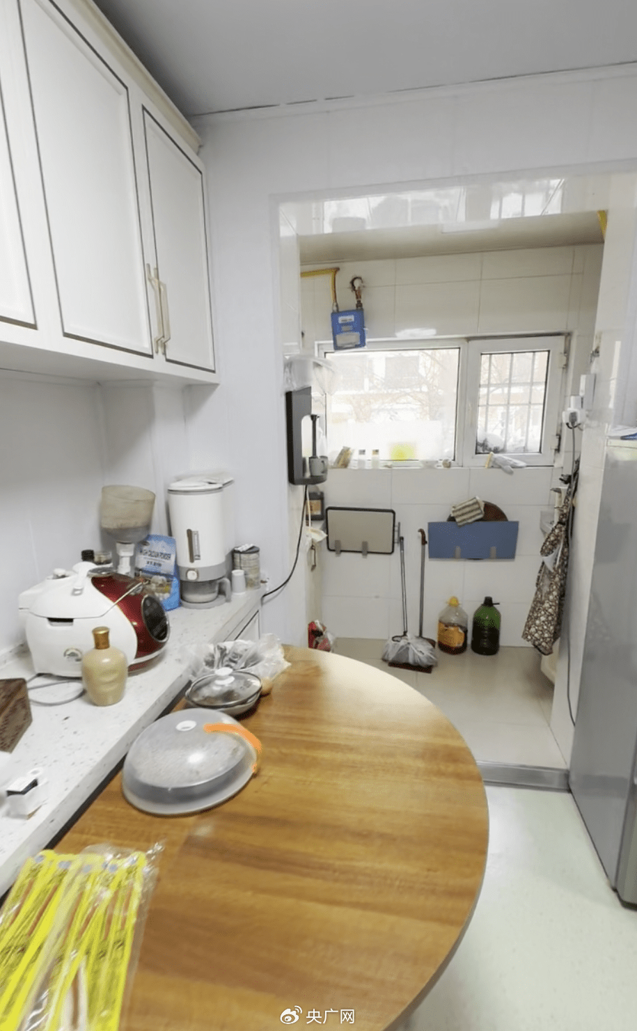 趙先生的客廳連開放式廚房,不滿供氣公司因他放置了睡床,無預警停供天然氣。央廣網 趙先生的客廳連開放式廚房,不滿供氣公司因他放置了睡床,無預警停供天然氣。央廣網