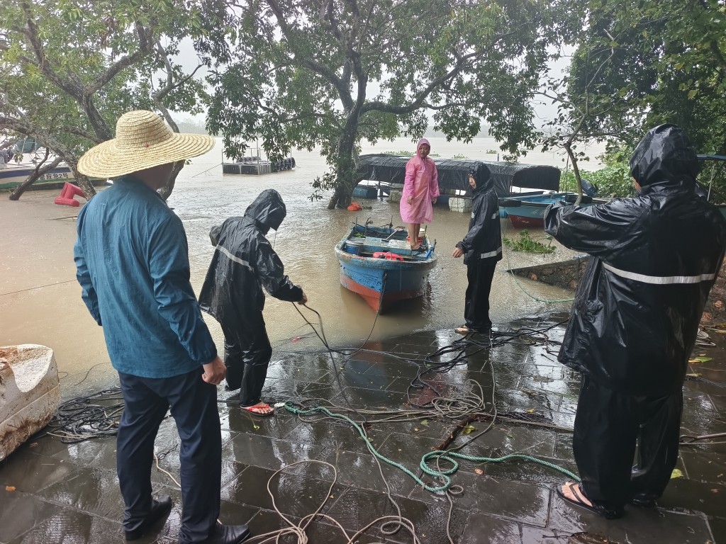 台风「潭美」袭击海南，海口多路段发生水浸。　中新社