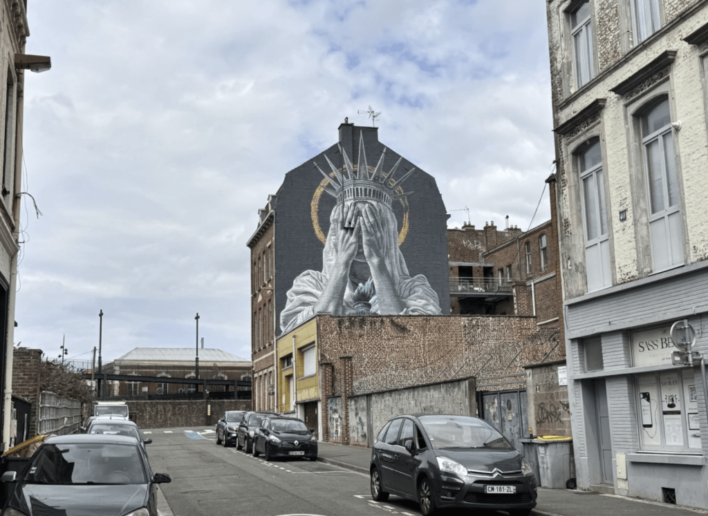 法國北部魯貝（Roubaix）的建築物牆上出現一幅巨型壁畫，描繪自由女神蒙住雙眼，成為全球焦點。美聯社