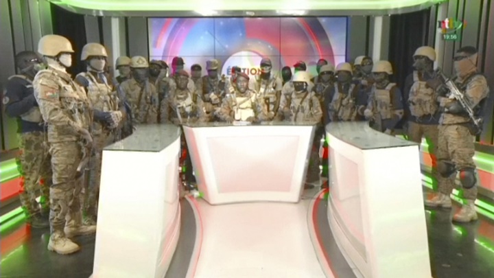 發動政變的軍人佔領電視台，宣布達米巴已被推翻。AP圖片