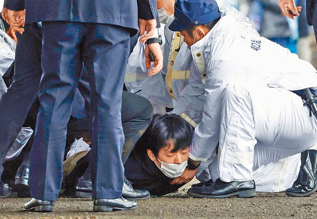 涉嫌在和歌山市向首相岸田文雄投掷筒状爆炸物的木村隆二，当场被制服。圆图为疑犯遗下的筒状物。