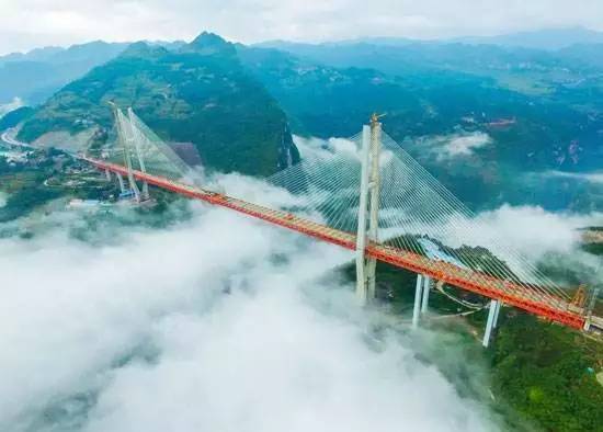 建在云中的大桥。